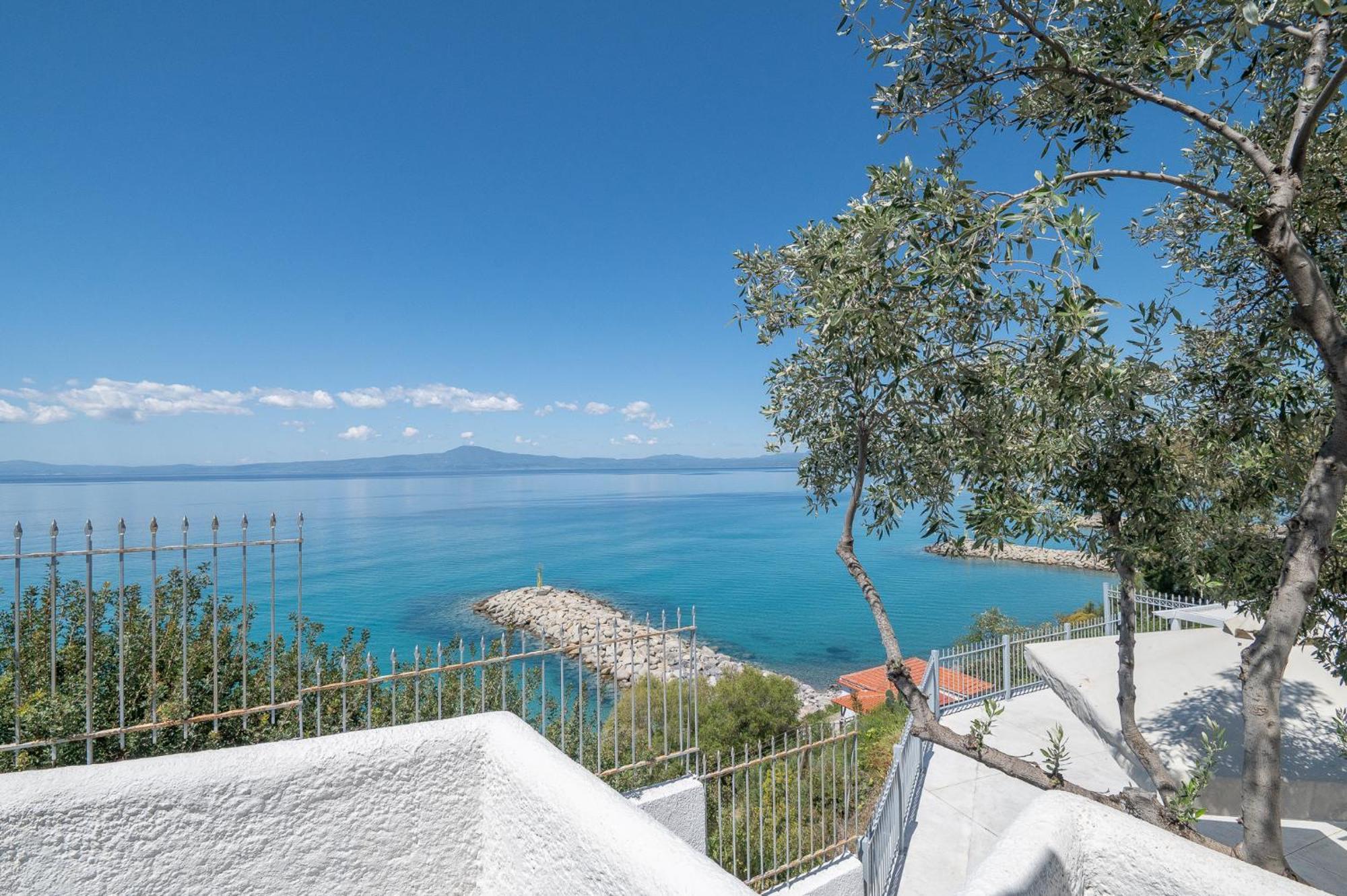 Pouletis Family Apartments - Akroyali Seaview Getaways Каламата Экстерьер фото