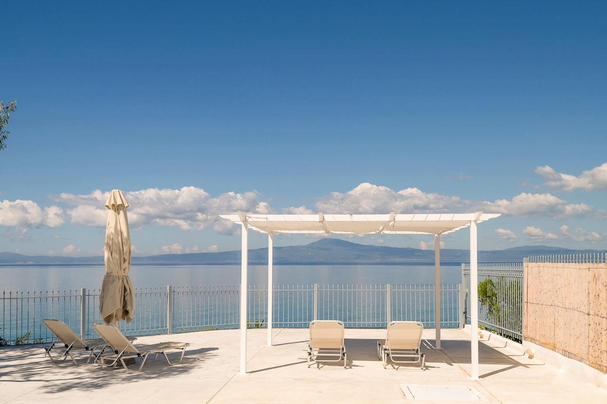 Pouletis Family Apartments - Akroyali Seaview Getaways Каламата Экстерьер фото
