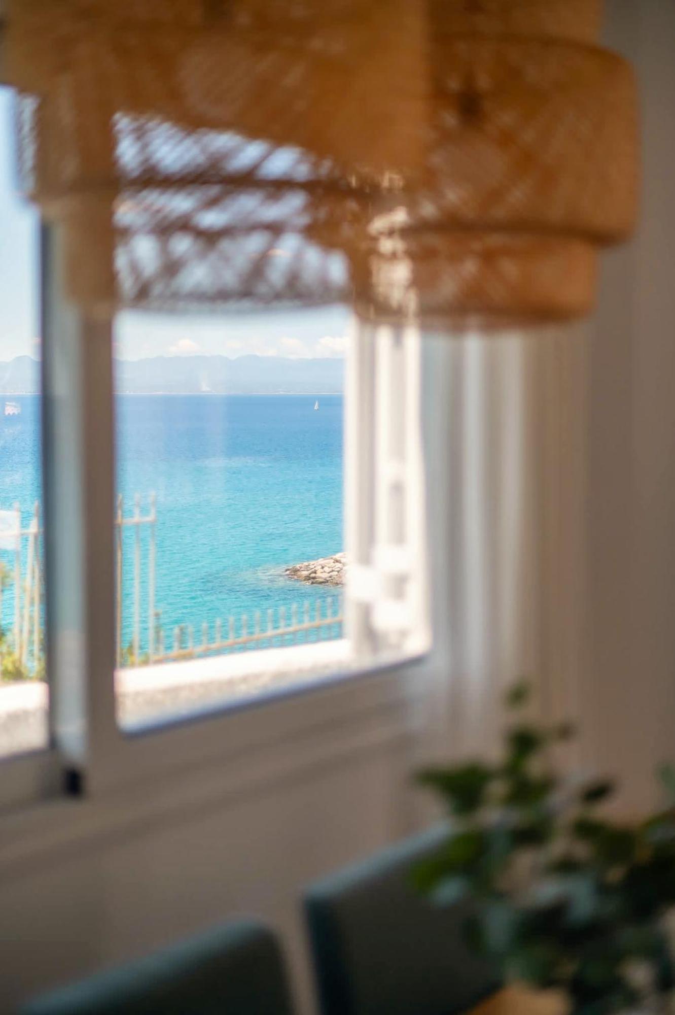 Pouletis Family Apartments - Akroyali Seaview Getaways Каламата Экстерьер фото